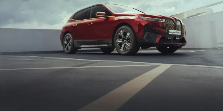 BMW iX xDrive50 High Executive Interieur Design Suite Castanea Aventurin Rot Metallic i20 (7).jpg