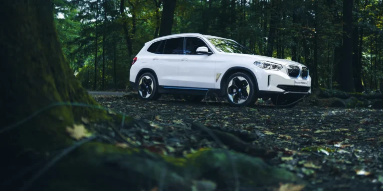 BMW iX3 Electric High Executive Mineral White Metallic Leder Vernasca Mocha Stitching Schwarz G08 SUV (11).jpg