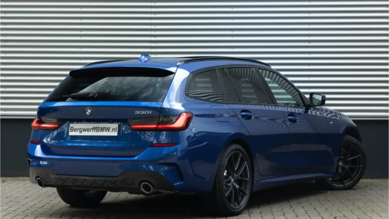 BMW20330i20Touring20G2120M20Sport20Portimao20Blau20Metallic20Alcantara20Sensatec20Schwarz202.jpg