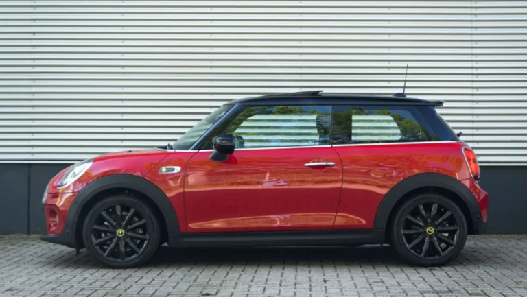 MINI20Electric20Yours20Chili20red20Yours20leer20lounge20carbon20black20F5720Cooper20SE20Bergwerff203.jpg